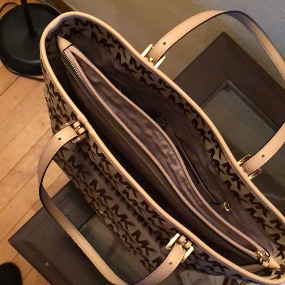 Michael Kors Jet Set Handlebag - Picture 2 of 3